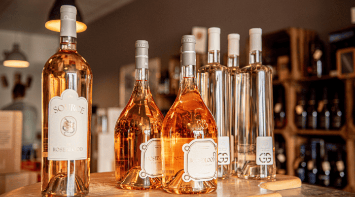 bouteilles de vin posées sur une table