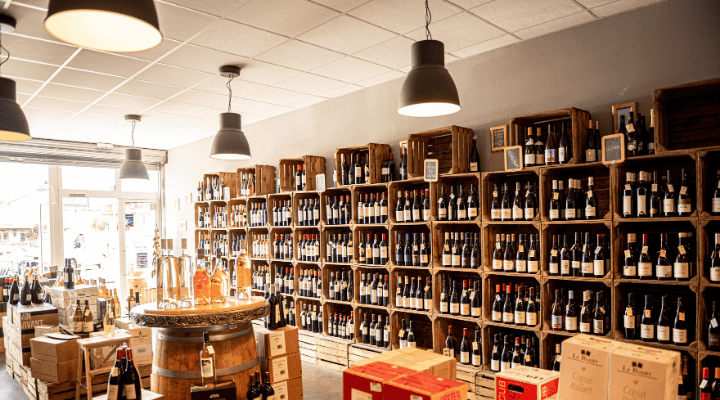 étagères avec des bouteilles de vin