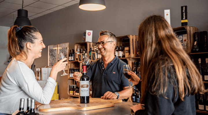 personnes en train de déguster du vin